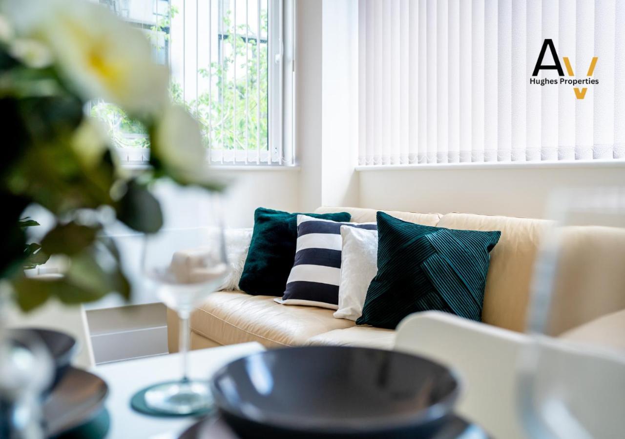 Stylish Two Bedroom Apartment by AV Hughes Properties Milton Keynes Exterior photo
