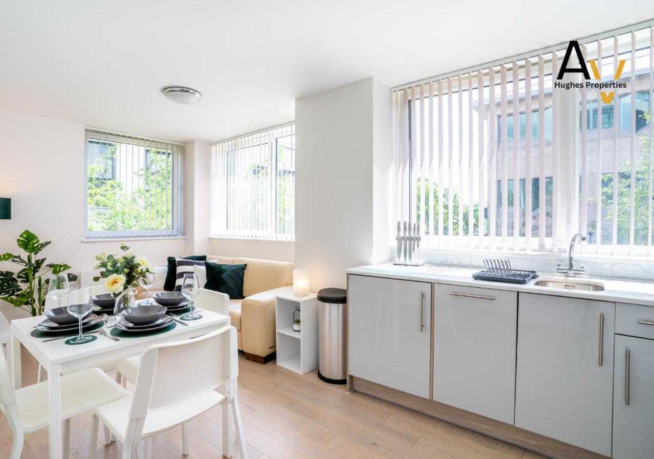 Stylish Two Bedroom Apartment by AV Hughes Properties Milton Keynes Exterior photo